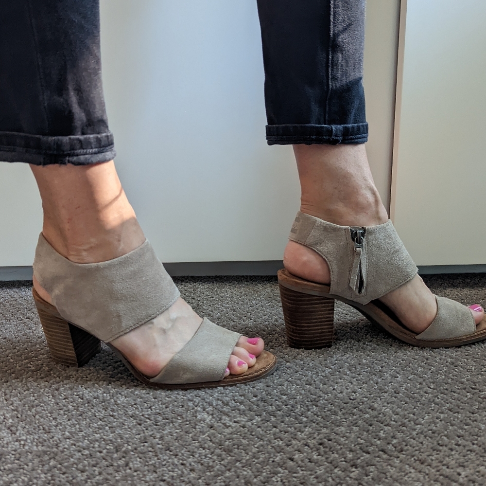 Tom's Majorca desert taupe heel sandals in size 9